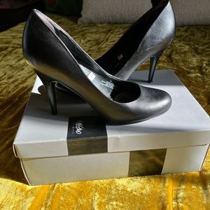 Mossimo, genuine leather, classic high heels!